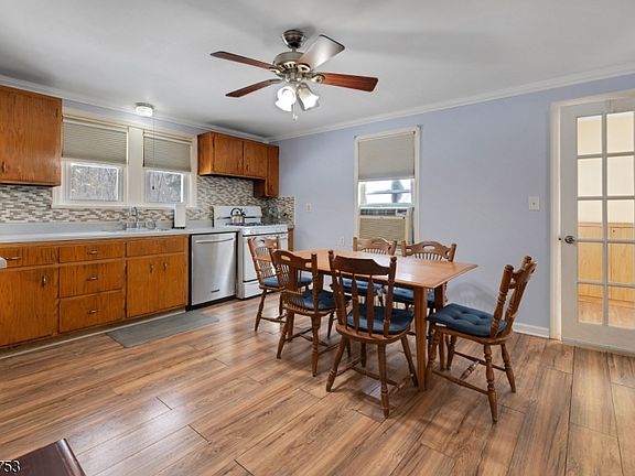 5th image of 410 Horseneck Rd