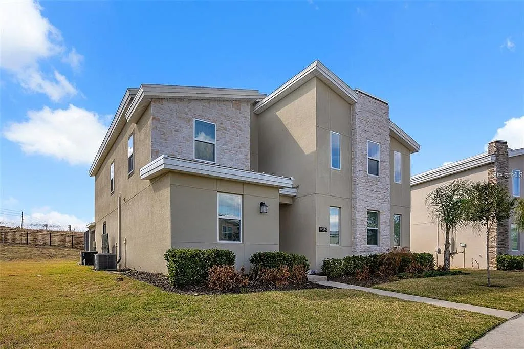 8 bed, 5.0 bath, 4370 sqft, $6,500 — Photo 3