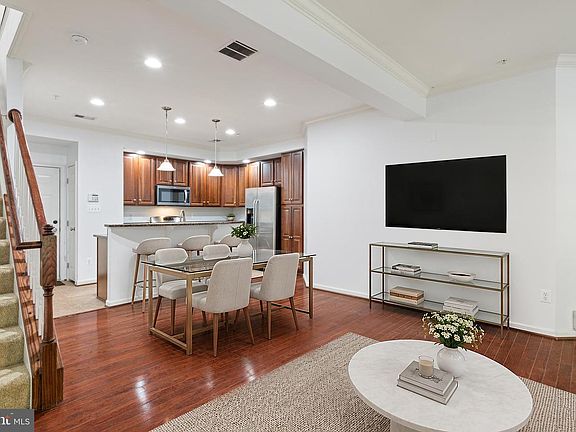 4th image of 2619 Eastbourne Dr