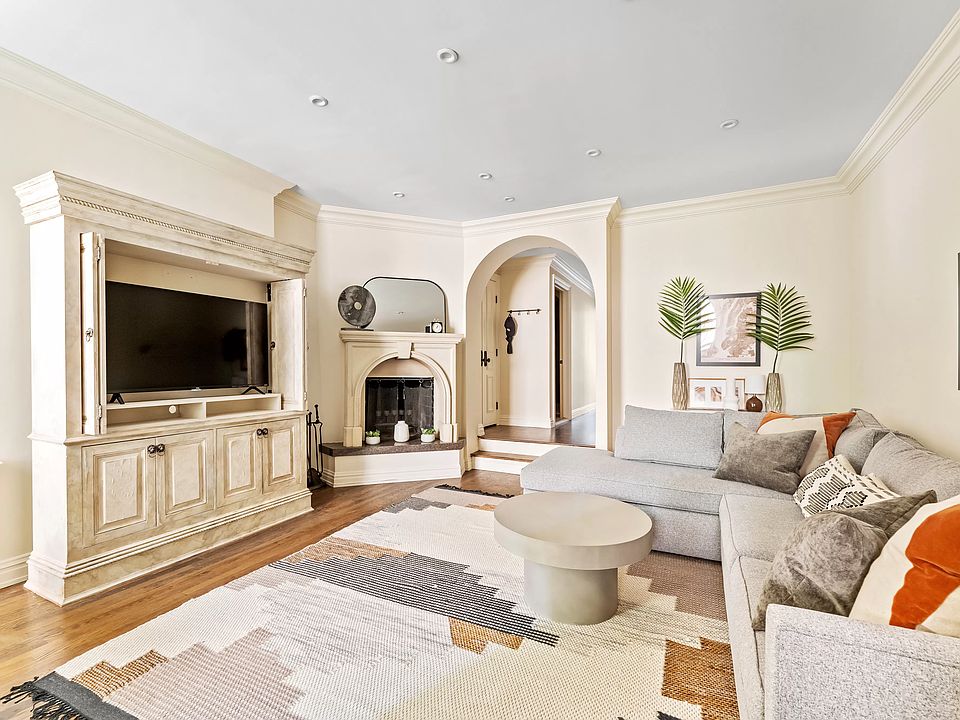1st image of 105 W 78th St APT 3