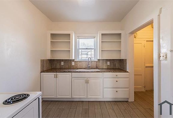 3rd image of 631 E Ashby Pl Unit 4