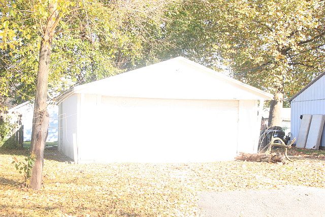 2nd image of 912 W 13th St