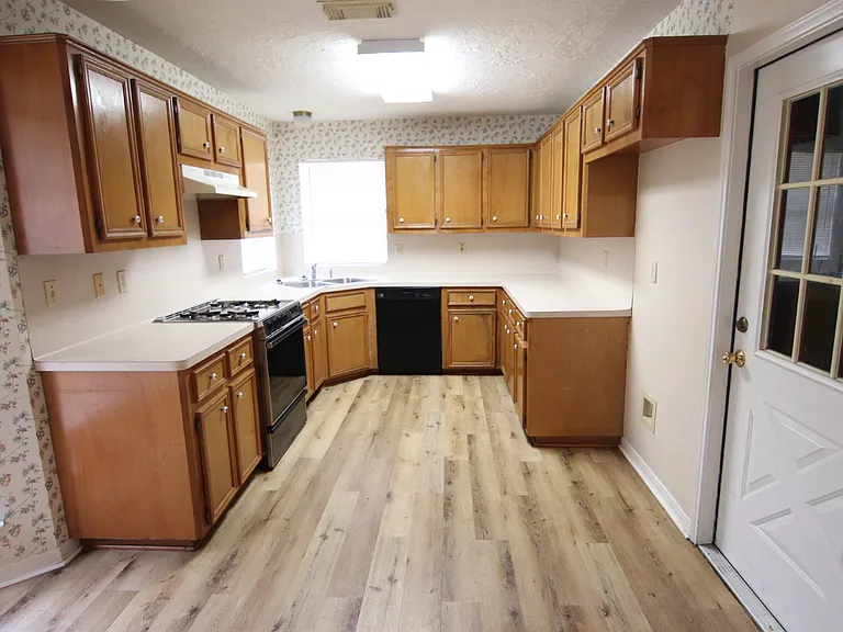 5855 Baird St — Photo 3