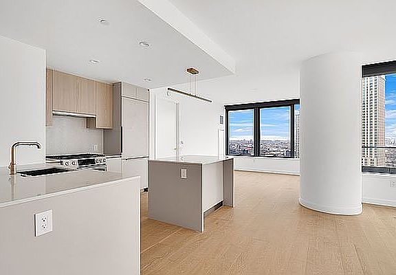 4th image of 3 Court Sq #2111