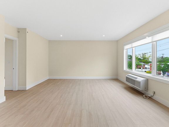 3rd image of 850 Broad Ave #B