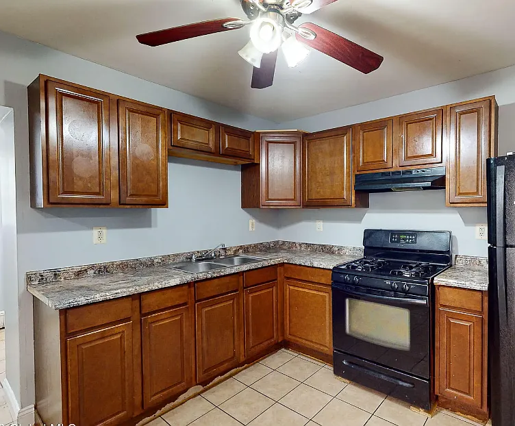 1 bed, 900 sqft, $1,300 — Photo 3