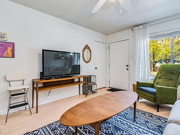 3rd image of 1607 Valleyridge Dr #A