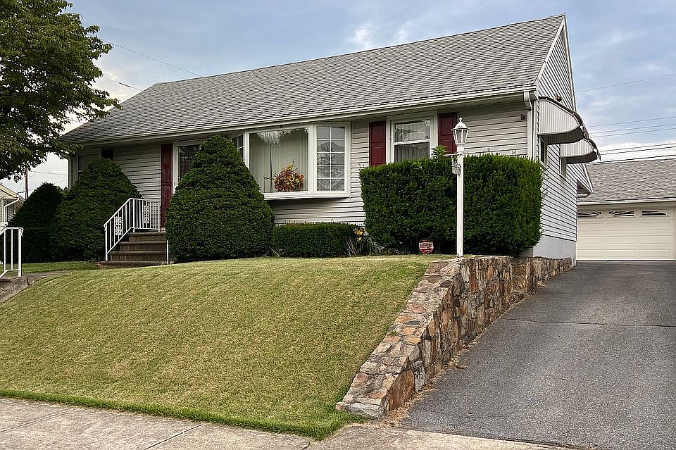 2nd image of 1560 Dale Ln