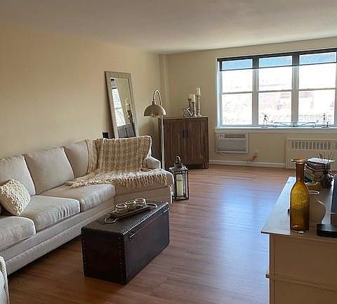 4th image of 25 Franklin Ave APT 5N