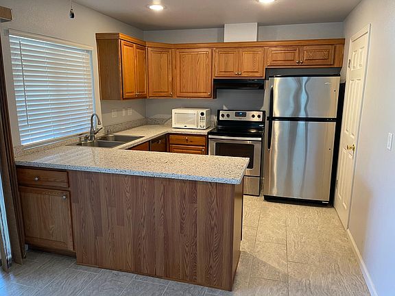 Kitchen w/ Quartz Countertop