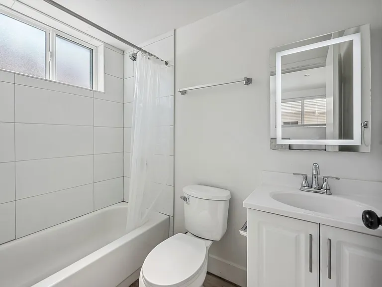 MH 1252 W 37th St — Photo 24