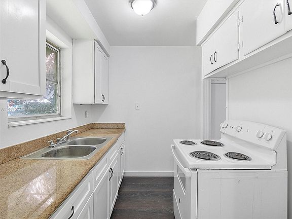 4th image of 433 NW 15th Way
