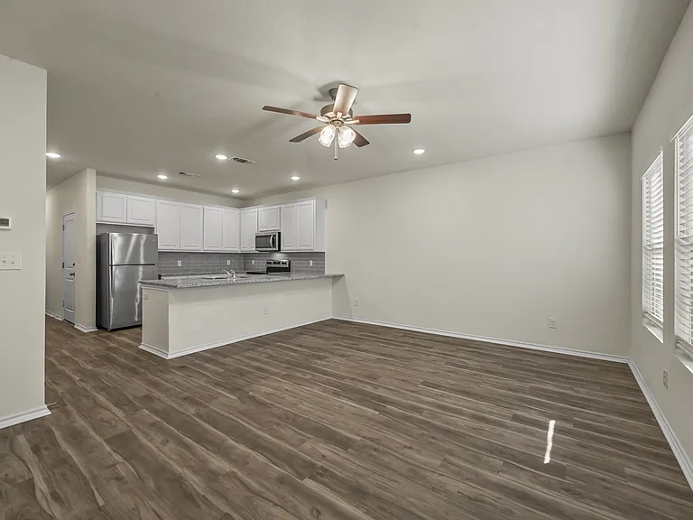 105 SE 4th St #2 — Photo 2
