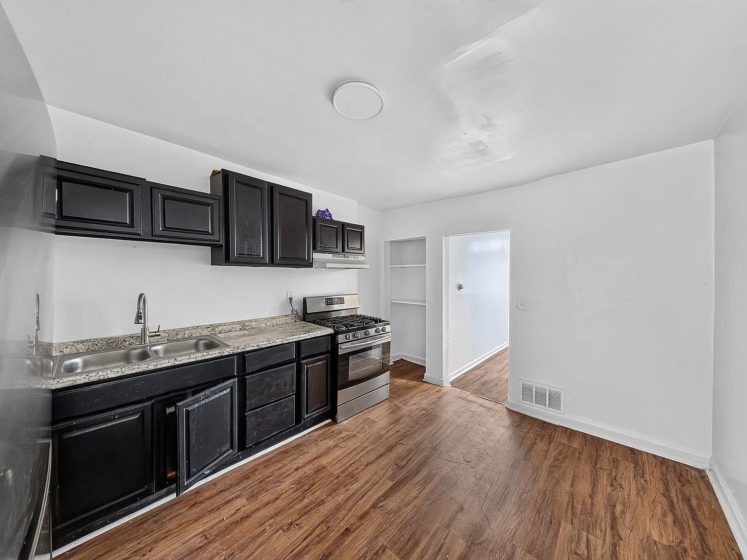 803 W 7th St — Photo 3