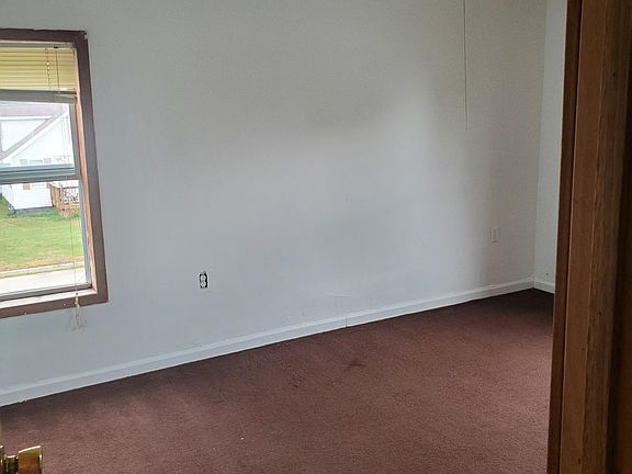 5th image of 662 W 1st St