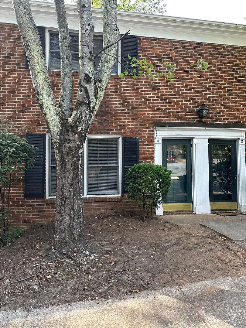 Spacious Townhome! 2 bedroom/2 1/2 bath . — Photo 1