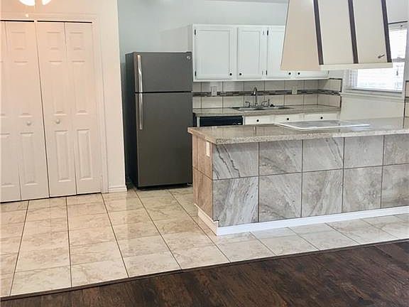 3rd image of 6832 Glenhurst Dr