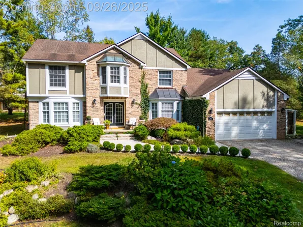 523 Uphill Rd, Milford, MI 48381