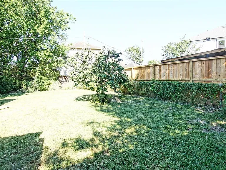4048 Newshire Dr — Photo 15