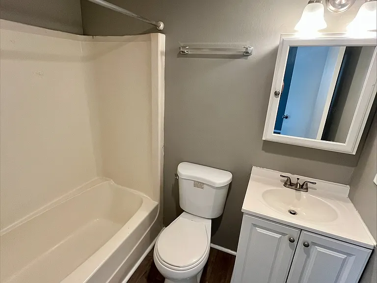 555 Schiller Ave — Photo 7