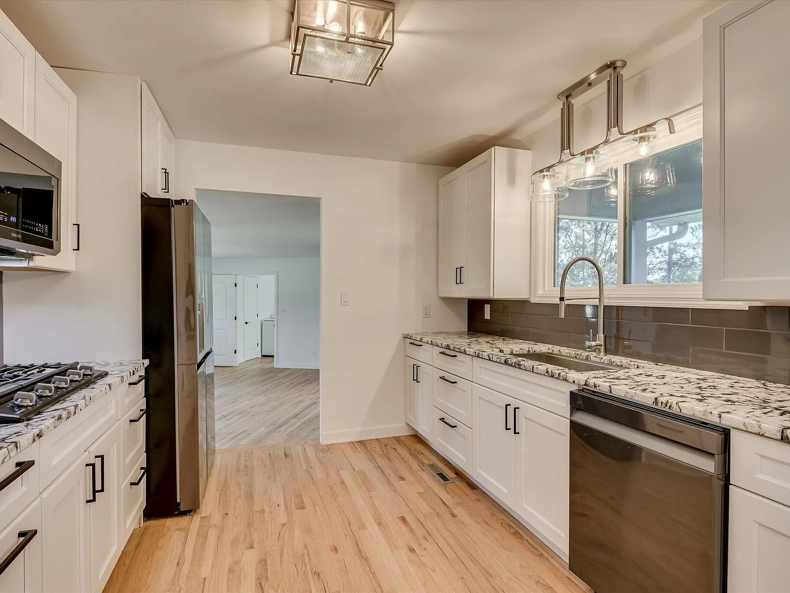 4 bed, 3.0 bath, 2018 sqft, $2,950 — Photo 2
