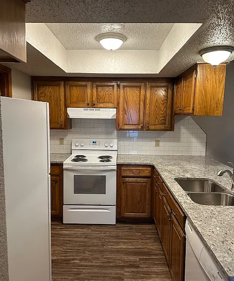 13733 Fairhill Ave — Photo 4