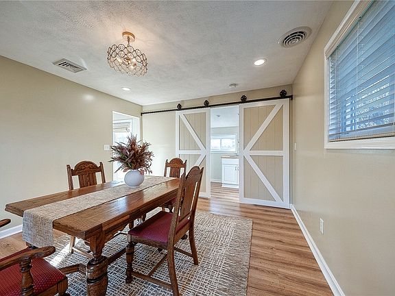 5th image of 111 Queenswood Dr