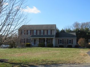 25 Dutton Farm Ln, West Grove, PA 19390