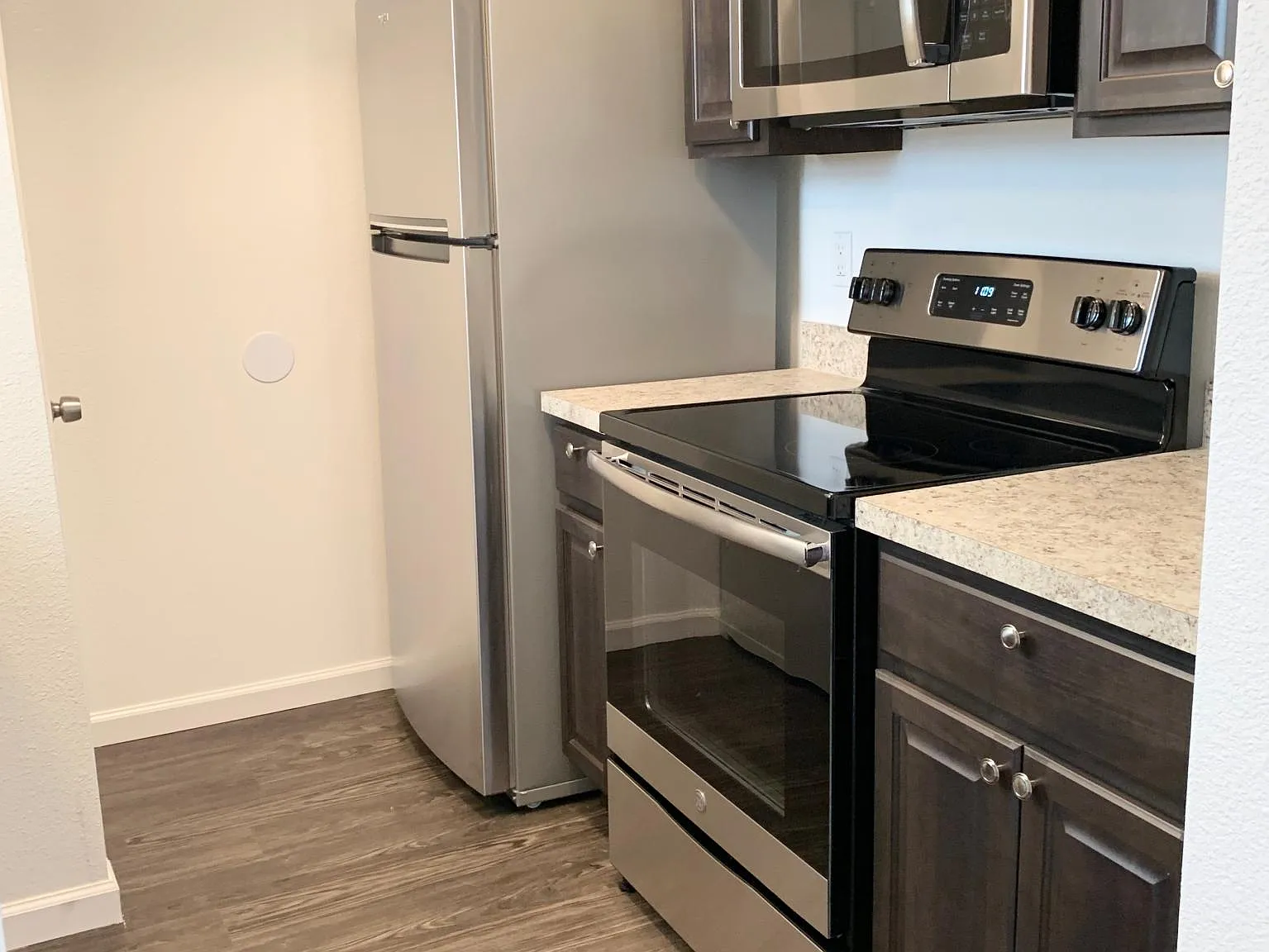 2 bed, 1.5 bath, 1000 sqft, $1,605 — Photo 4