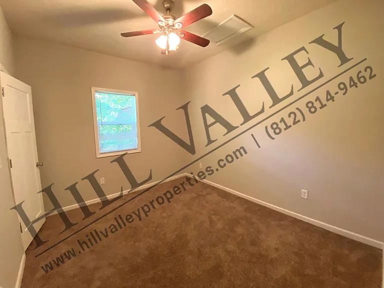 1011 Elm St — Photo 10