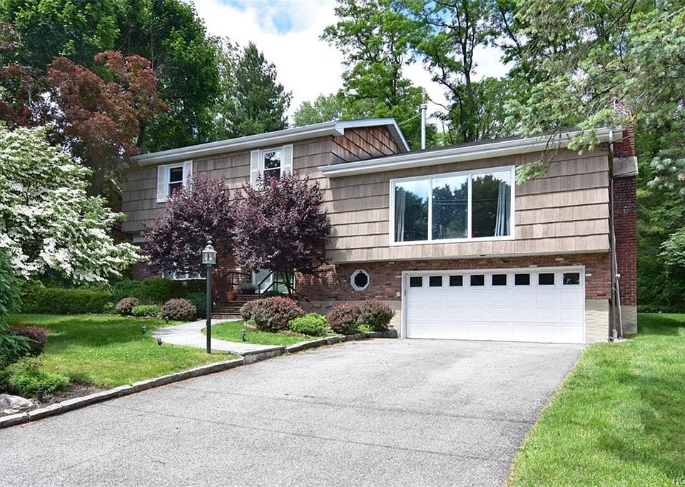 1st image of 7 Algonquin Dr