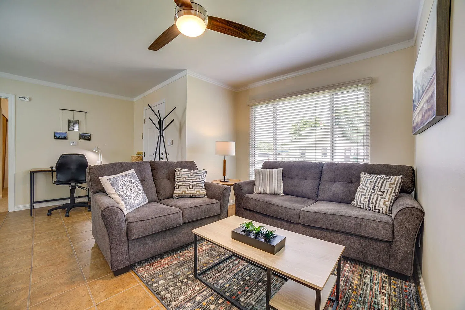 2 bed, 1.0 bath, 871 sqft, $2,756 — Photo 2