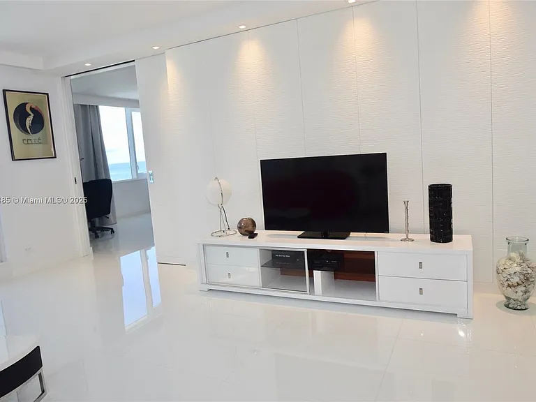 2301 Collins Ave #815/814 — Photo 8