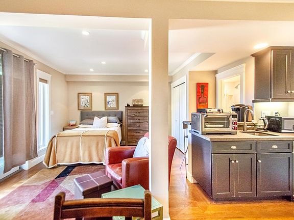 4th image of 2314 Greenwich St