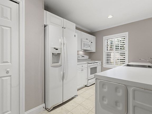 3rd image of 27-29 Commonwealth Ave #1