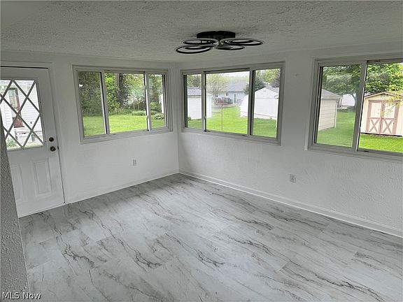 4th image of 969 Woodlawn Ave