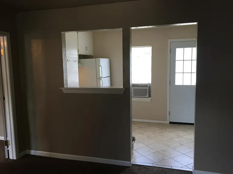102 W Linn St #2 — Photo 6