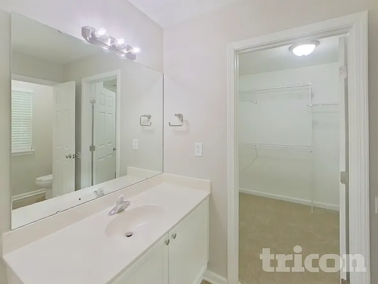 1002 Hollingdale Ct — Photo 8