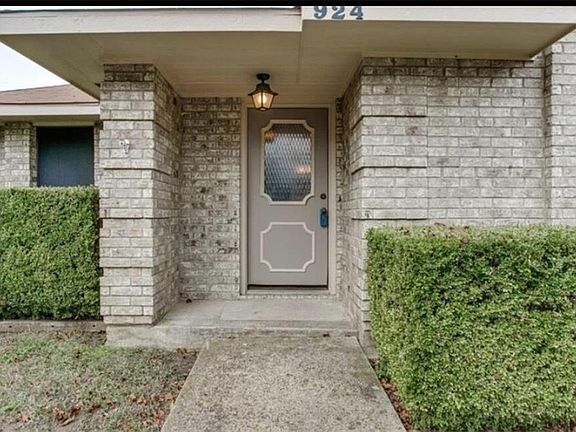 3rd image of 924 E Cannady Cir