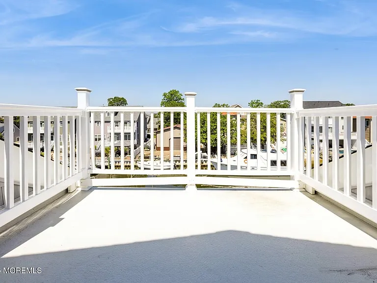 22 Longpoint Dr — Photo 29