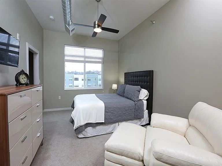 Phillips Avenue Lofts — Photo 22
