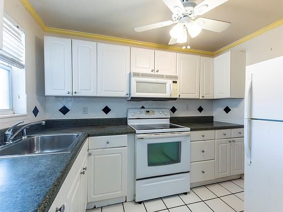 5th image of 2871 E Sunrise Lakes Drive #212