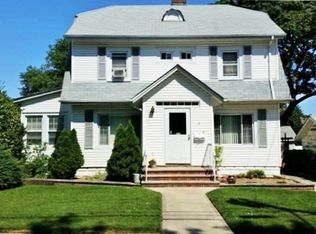 3 Berry St, Lynbrook, NY 11563