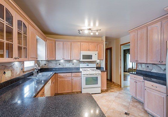 3rd image of 4847 Forster Ave