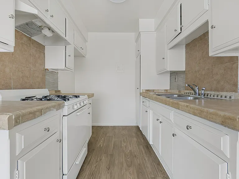 Inglewood Palms Apts — Photo 6