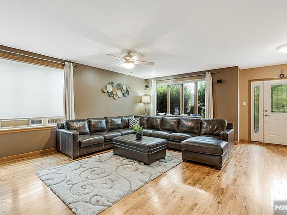3rd image of 146 Bathurst Ave