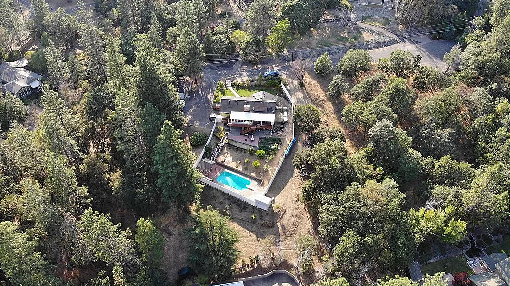 420 Richard Way photo 1