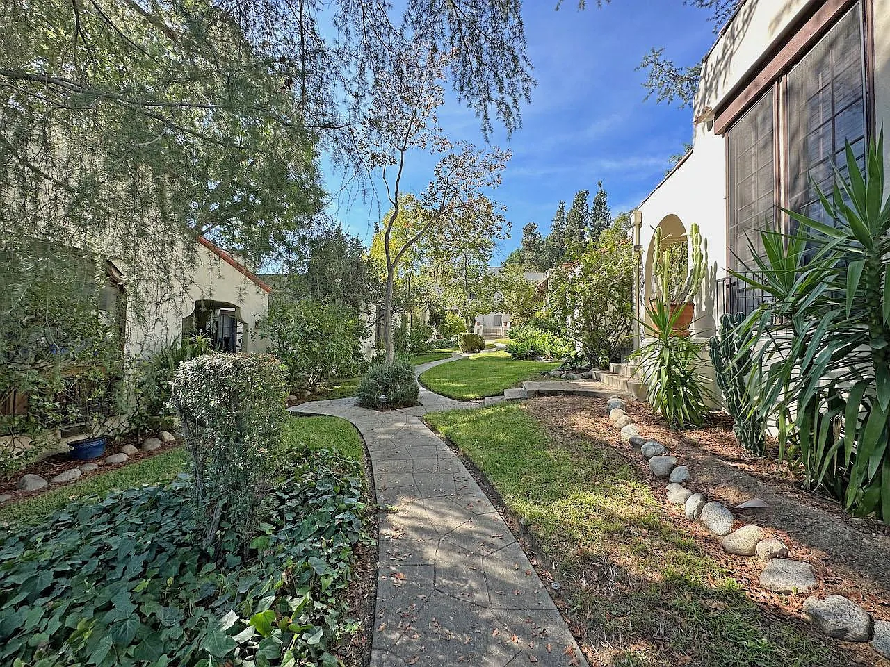 2 bed, 720 sqft, $2,450 — Photo 2