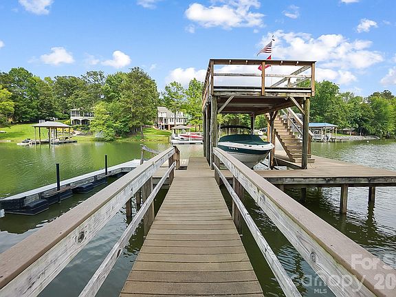 2nd image of 2354 Valelake Rd