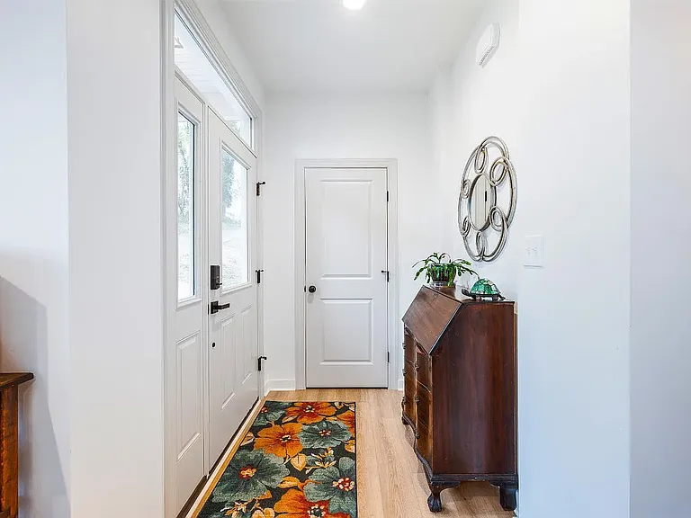 526 Essex St — Photo 36